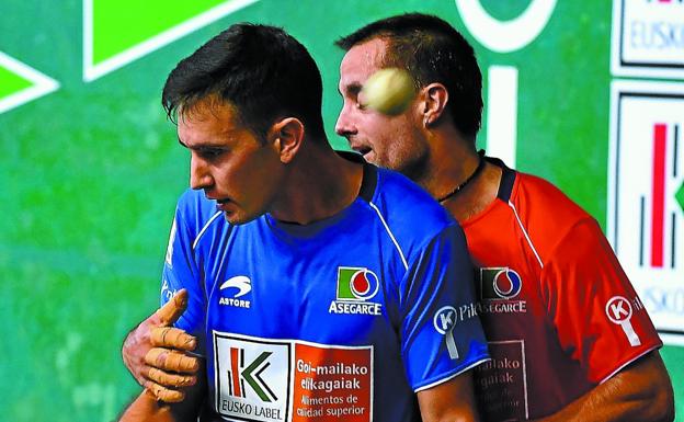 Urrutikoetxea trata de apartarse para dejar paso a Bengoetxea VI ayer en el Beotibar.