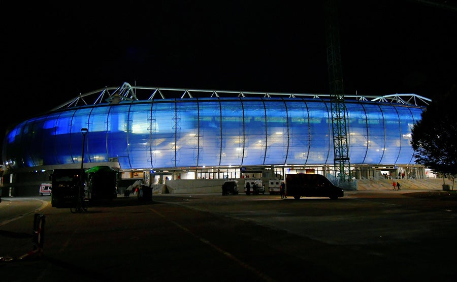 El material azul (EFTE) que rodea ya buena parte del estadio de Anoeta lució así de espectacular este pasado sábado durante el encuentro de rugby disputado por las selecciones de Samoa y Estados Unidos.