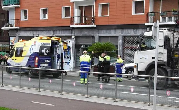 La ambulancia que ha asistido a la víctima, junto al camión que ha arrollado a la joven.