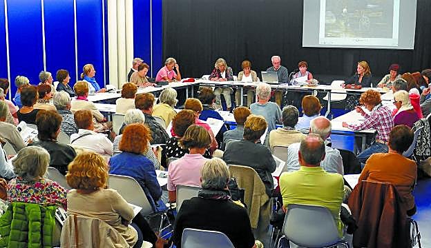 Tertulia. Las sesiones de Literatura y Cine en la Casa de Cultura de Aiete mantienen su éxito de convocatoria.