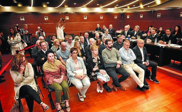 Los acusados siguen una de las sesiones del juicio, celebrado en la Audiencia de Álava.