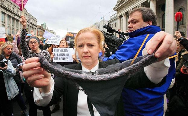 La parlamentaria socialista Ruth Coppinger muestra un tanga durante las protestas de Dublín.