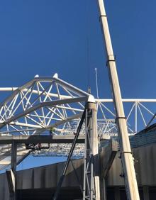 Imagen secundaria 2 - Los operarios instalan la malla espacial en el córner de la Tribuna Principal y la futura Norte .