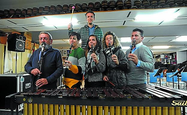 Entonados. Integrantes de la Banda de txistularis Usartza, antes de comenzar con uno de los ensayos de esta semana.