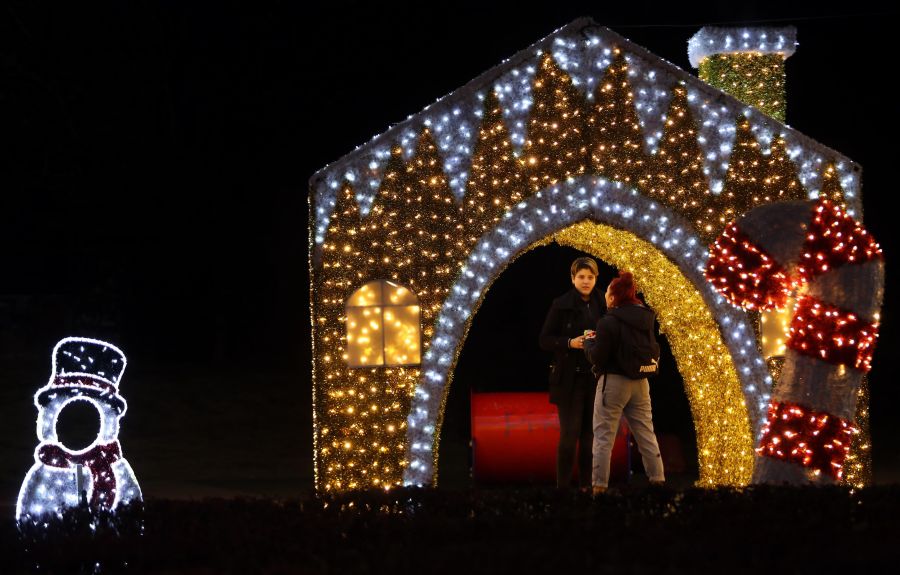Las luces de Navidad de la ciudad de Belgrado ya se han encedido. Los habitantes y visitantes aprovechan para fotografiarse con la decoración. 