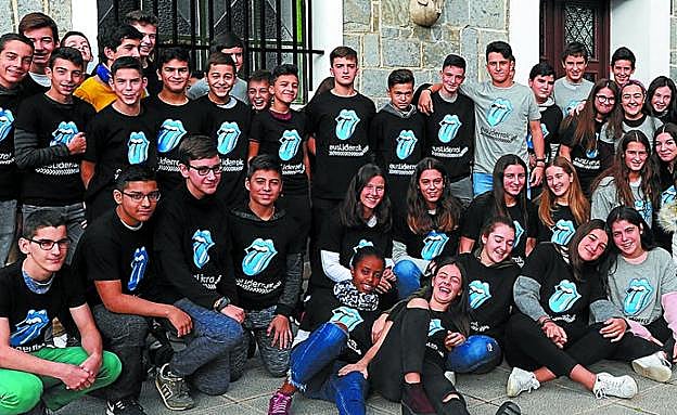 Aldatzen ere 'eusLiderrak' programako kamisetak jantzita agertu ziren ikasleak talde argazkirako.