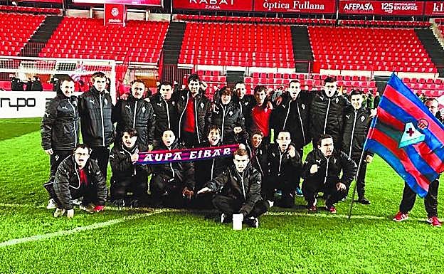 Los futbolistas del Eibar, antes de partir hacia Tarragona.