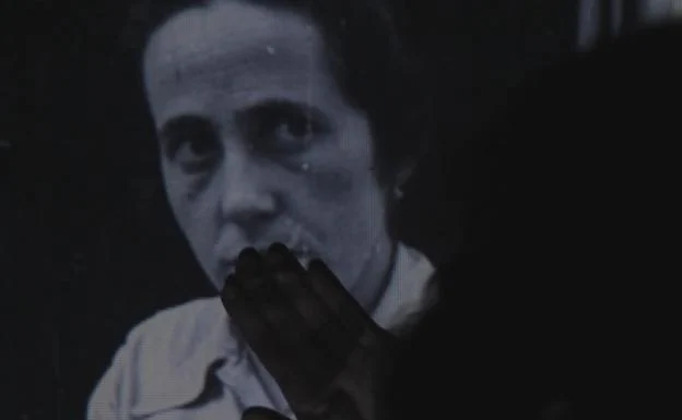 Elbira Zipitriaren argazkia, filmeko fotograma batean.