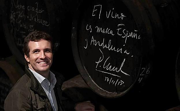 Pablo Casado, durante la visita que realizada a la bodega Lagar Blanco. 