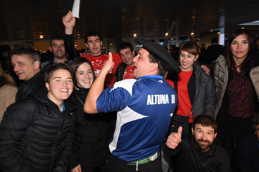 Jokin Altuna y Joseba Ezkurdia disputan la primera final sin botilleros de un campeonato individual oficial. La ofición ha llenado el frontón para ver el encuentro.