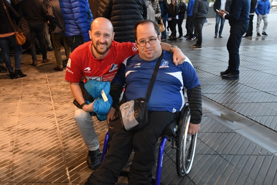 Jokin Altuna y Joseba Ezkurdia disputan la primera final sin botilleros de un campeonato individual oficial. La ofición ha llenado el frontón para ver el encuentro.