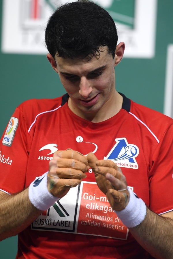 Joseba Ezkurdia es el nuevo campeón del Cuatro y Medio tras arrebatar la txapela a Jokin Altuna con la victoria por 17-22 en la final disputada este domingo en un Navarra Arena de Pamplona lleno con 3.000 espectadores.