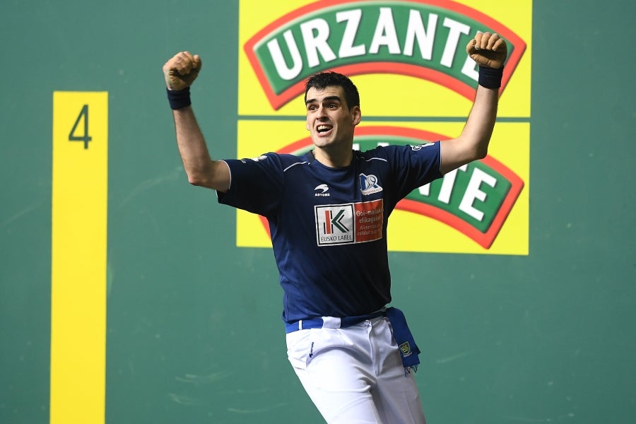 Joseba Ezkurdia es el nuevo campeón del Cuatro y Medio tras arrebatar la txapela a Jokin Altuna con la victoria por 17-22 en la final disputada este domingo en un Navarra Arena de Pamplona lleno con 3.000 espectadores.