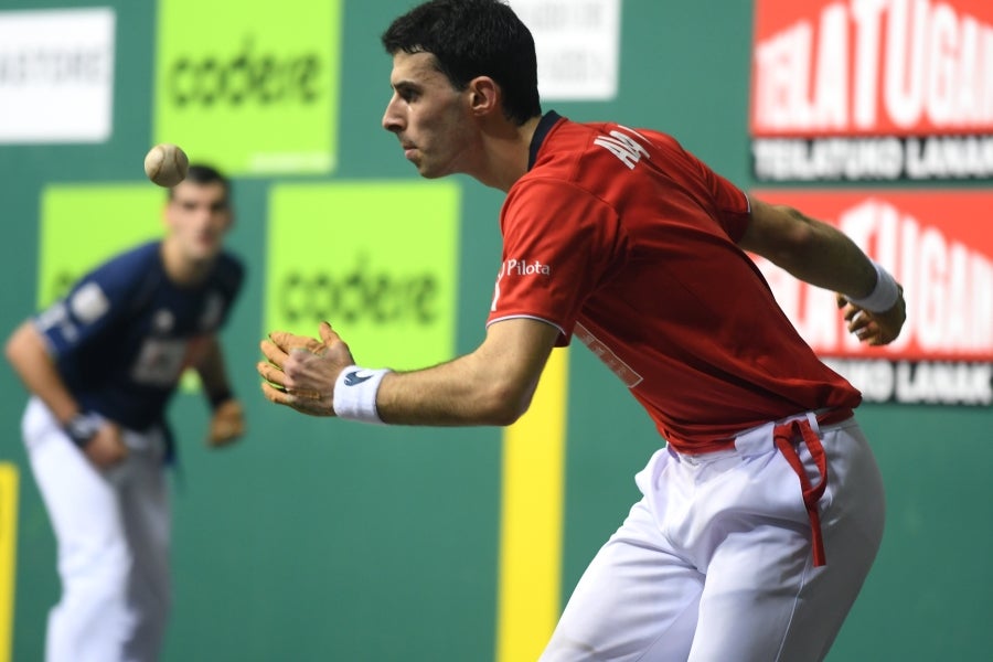 Joseba Ezkurdia es el nuevo campeón del Cuatro y Medio tras arrebatar la txapela a Jokin Altuna con la victoria por 17-22 en la final disputada este domingo en un Navarra Arena de Pamplona lleno con 3.000 espectadores.