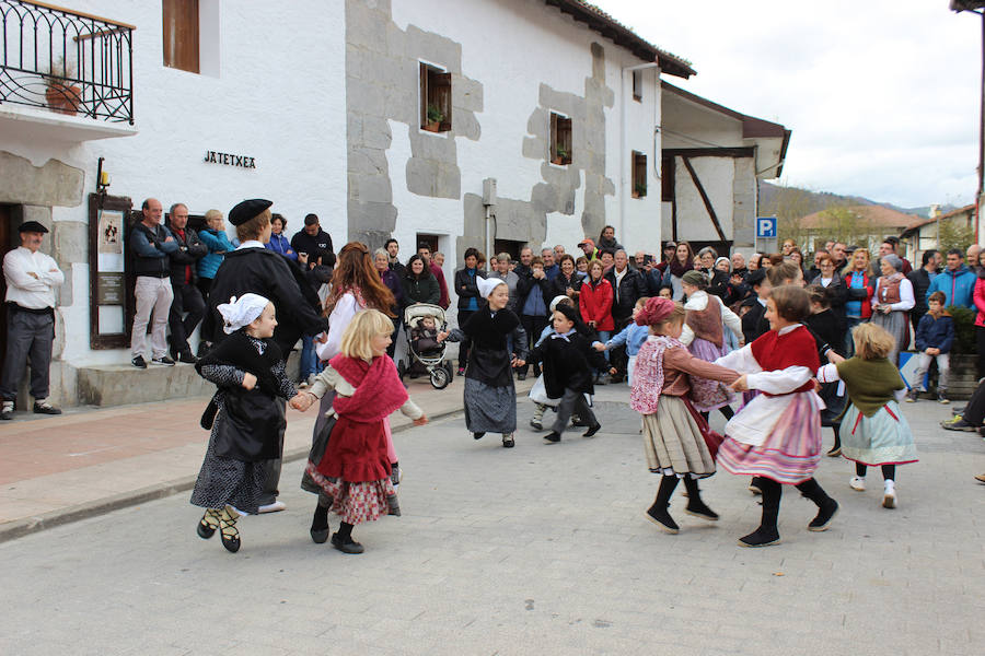 Jendetza izan zen Altzon, atzo egindako 'Gure Handiaren ibilerak' antzerki ibiltarian.