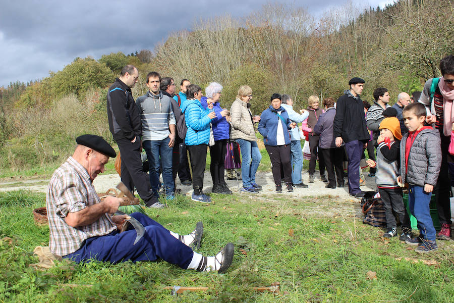 Jendetza izan zen Altzon, atzo egindako 'Gure Handiaren ibilerak' antzerki ibiltarian.