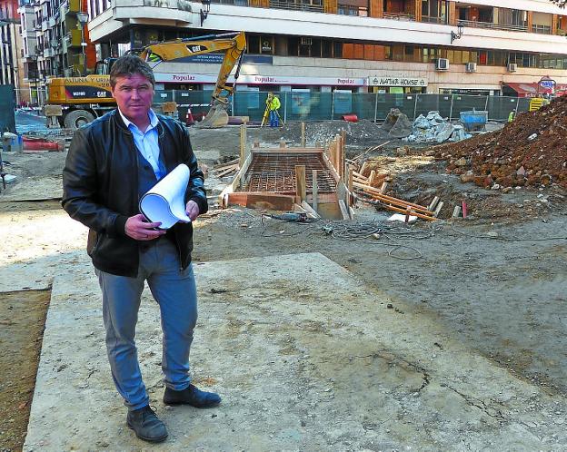 El alcalde Aitor Aldasoro a pie de obra del nexo peatronal en las Pérgolas.