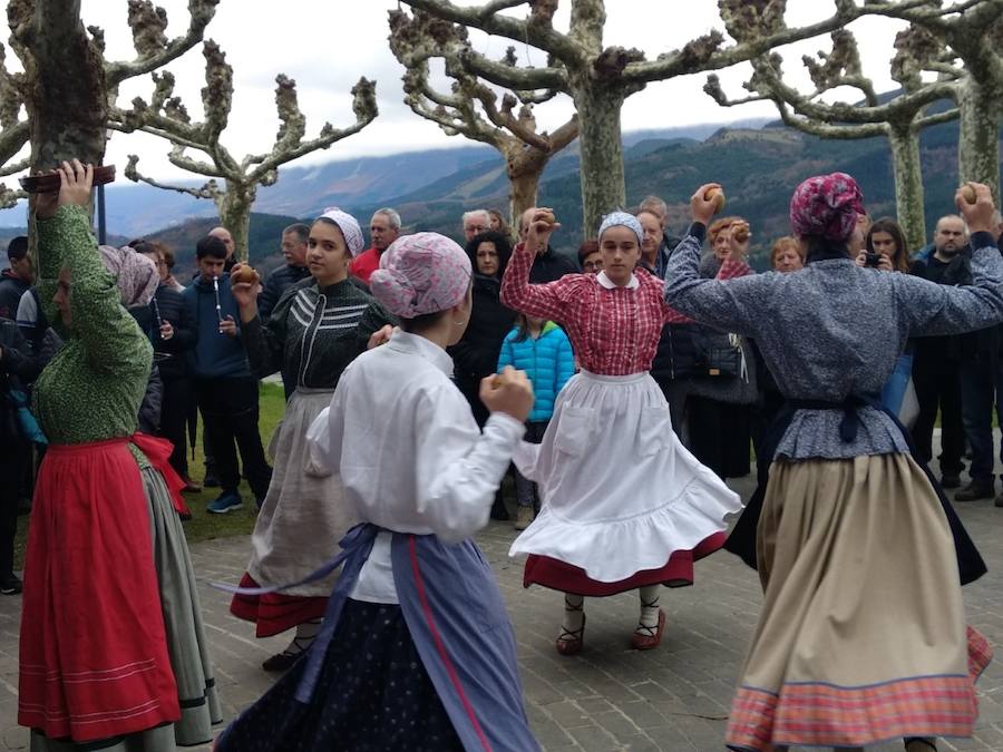 XVIII. Errezil Sagar Lehiaketa eta Baserriko Produktuen Azoka jendetsua izan ziren atzo Gabirian.