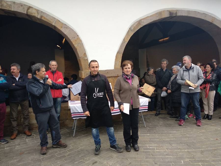XVIII. Errezil Sagar Lehiaketa eta Baserriko Produktuen Azoka jendetsua izan ziren atzo Gabirian.
