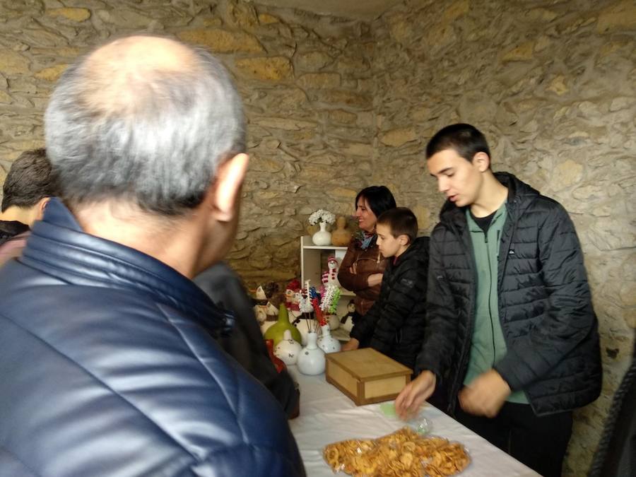 XVIII. Errezil Sagar Lehiaketa eta Baserriko Produktuen Azoka jendetsua izan ziren atzo Gabirian.