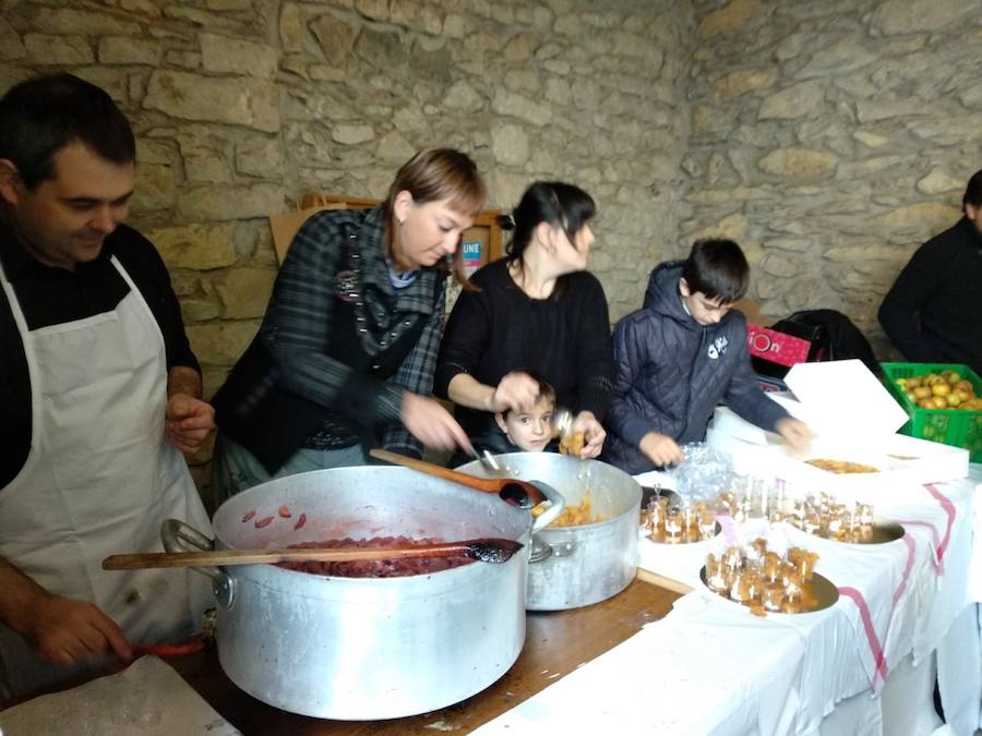 XVIII. Errezil Sagar Lehiaketa eta Baserriko Produktuen Azoka jendetsua izan ziren atzo Gabirian.