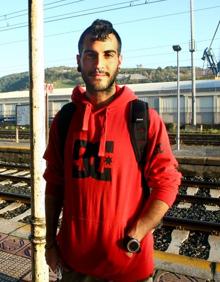 Imagen secundaria 2 - Asunción, a la derecha, espera con su amiga al tren. Leire aprieta el botón para abrir la puerta.Abel es la primera vez que hace el transbordo