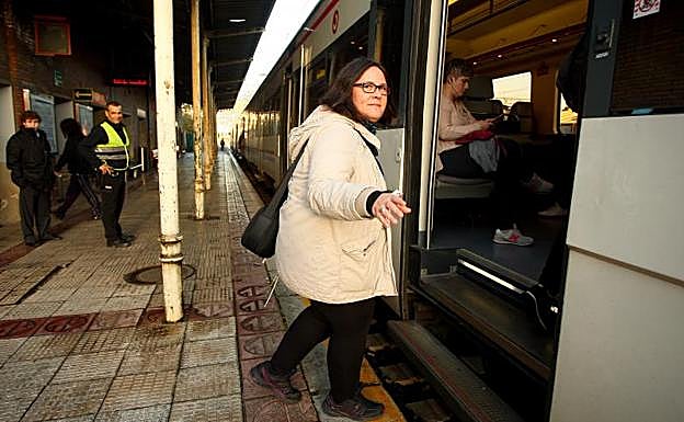 Ainhoa quiere que acaben la obra y arreglen la estación