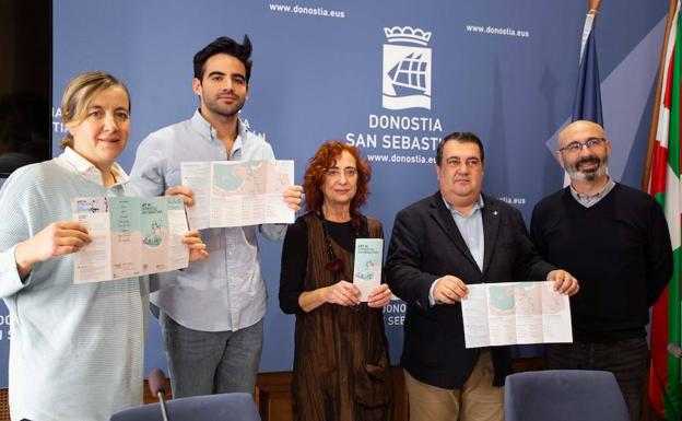 El concejal de Turismo del ayuntamiento donostiarra, Ernesto Gasco, junto al director de San Sebastián Turismo, Manu Narváez, y varios representantes de los museos de arte de Donostia el tríptico