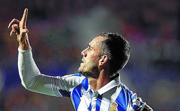 Juanmi celebra el gol que anotó contra el Levante en el Ciudad de Valencia. 