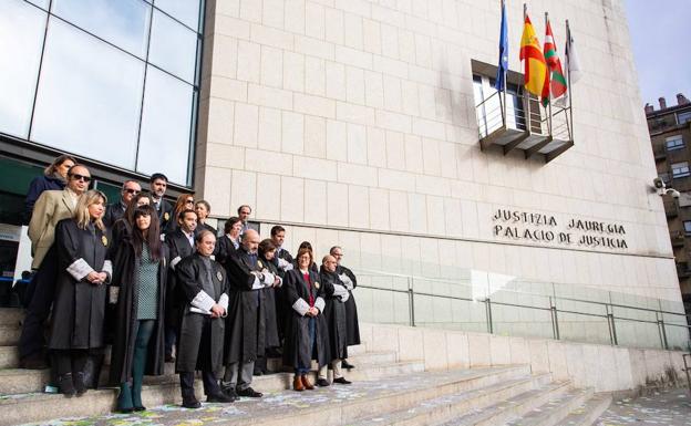 Jueces y fiscales en la concentración de este lunes en el Palacio de Justicia de Donostia. 