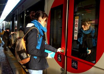 Imagen secundaria 1 - Asunción, a la derecha, espera con su amiga al tren. Leire aprieta el botón para abrir la puerta.Abel es la primera vez que hace el transbordo