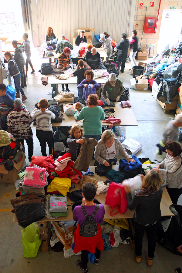 El proyecto solidario Zaporeak ha pedido a la ciudadanía colaboración para clasificar la ropa recogida el pasado sábado en 40 puntos de Euskadi y Navarra y para conseguir fondos económicos para enviarla a las personas refugiadas que pasan el invierno en Grecia.