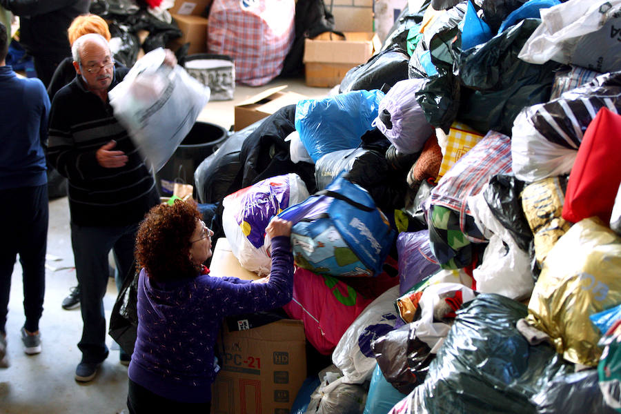 El proyecto solidario Zaporeak ha pedido a la ciudadanía colaboración para clasificar la ropa recogida el pasado sábado en 40 puntos de Euskadi y Navarra y para conseguir fondos económicos para enviarla a las personas refugiadas que pasan el invierno en Grecia.