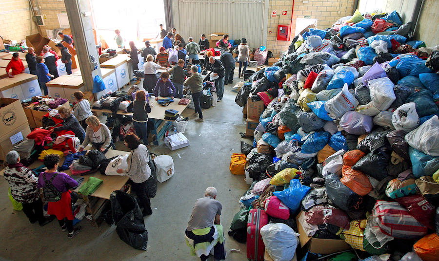 El proyecto solidario Zaporeak ha pedido a la ciudadanía colaboración para clasificar la ropa recogida el pasado sábado en 40 puntos de Euskadi y Navarra y para conseguir fondos económicos para enviarla a las personas refugiadas que pasan el invierno en Grecia.