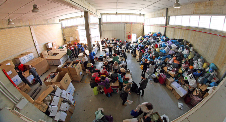 El proyecto solidario Zaporeak ha pedido a la ciudadanía colaboración para clasificar la ropa recogida el pasado sábado en 40 puntos de Euskadi y Navarra y para conseguir fondos económicos para enviarla a las personas refugiadas que pasan el invierno en Grecia.
