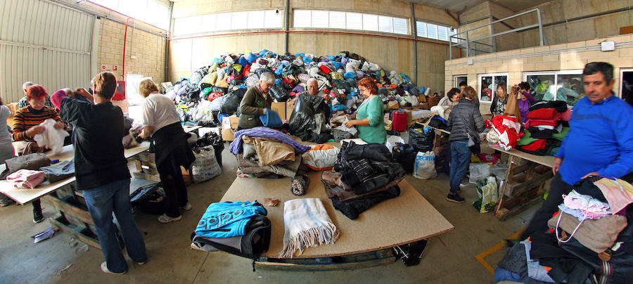 El proyecto solidario Zaporeak ha pedido a la ciudadanía colaboración para clasificar la ropa recogida el pasado sábado en 40 puntos de Euskadi y Navarra y para conseguir fondos económicos para enviarla a las personas refugiadas que pasan el invierno en Grecia.