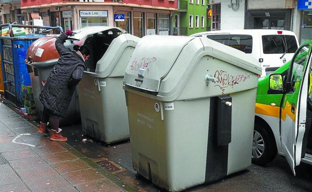 El depósito de los residuos en el contenedor repectivo es una de las recomendaciones de la campaña contra residuos.