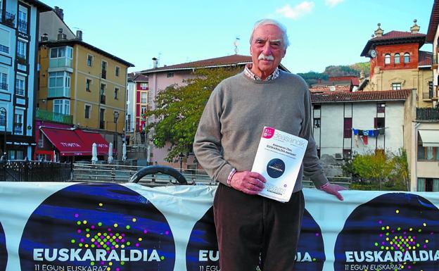 La campaña. Alberto Elzo junto a una pancarta con el logo de la campaña y la revista.