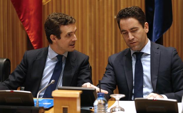 Pablo Casado junto a su número dos, Teodoro García, hoy en el Congreso. 