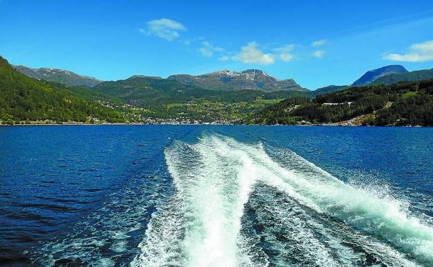 Imagen principal - El agua y las montañas son parte de la belleza de Noruega, un país ideal para los amantes de la naturaleza. 