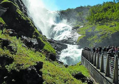 Imagen secundaria 1 - El agua y las montañas son parte de la belleza de Noruega, un país ideal para los amantes de la naturaleza. 