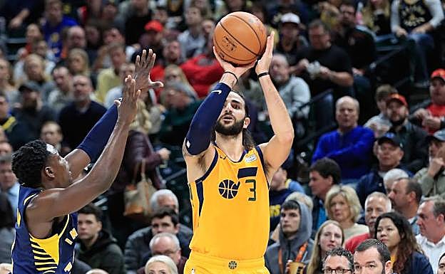 Ricky Rubio lanza a canasta durante el choque. 