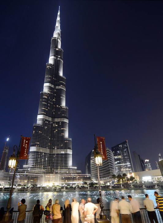 El impresionante Burj Khalifa de Dubái, que atrae a una legión de curiosos en su base, es la cima del mundo. 
