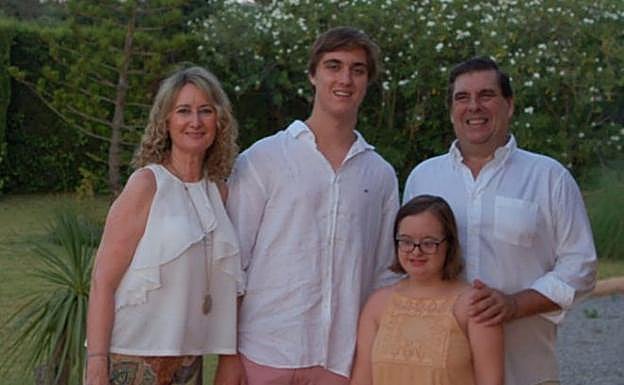 La menor con sus padres y hermano.