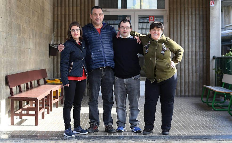 Iosu Cobo, Naiara Lizarra, Iñaki Etxabe y Edurne Zubeldia han conseguido un empleo gracias al programa Pauso Berriak. 