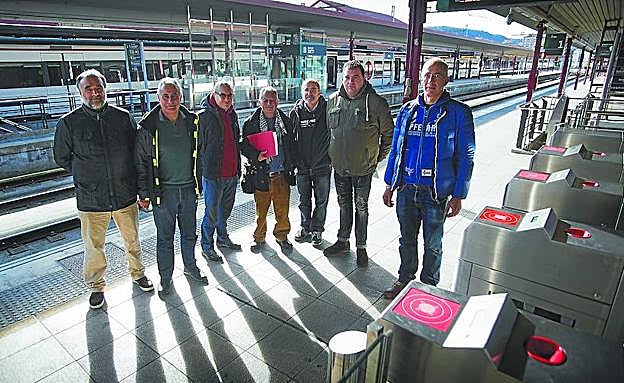 Representantes del movimiento Usuarios Perjudicados por el Tercer Hilo y de la Federación de AAVV Irun-Oiasso