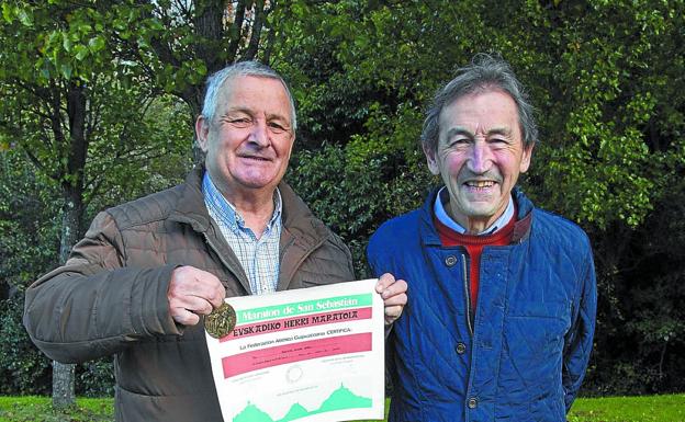 Patxi Ripalda posa junto a Juanjo Ozkariz con el diploma del I Maratón de San Sebastián. 