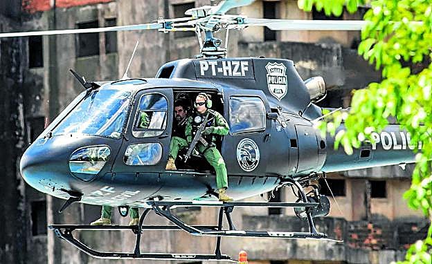 La Policía paraguaya traslada a Pinheiroen helicóptero a unacárcel de máxima seguridad de Brasil. 