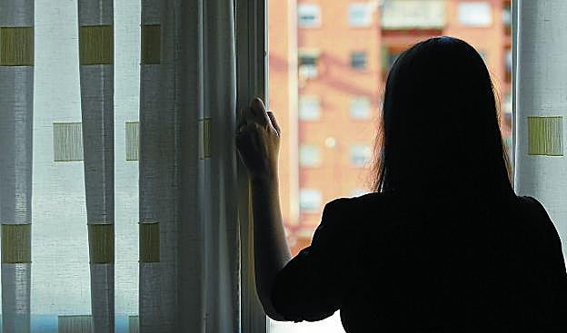 Una víctima de la violencia de género en un centro de acogida.