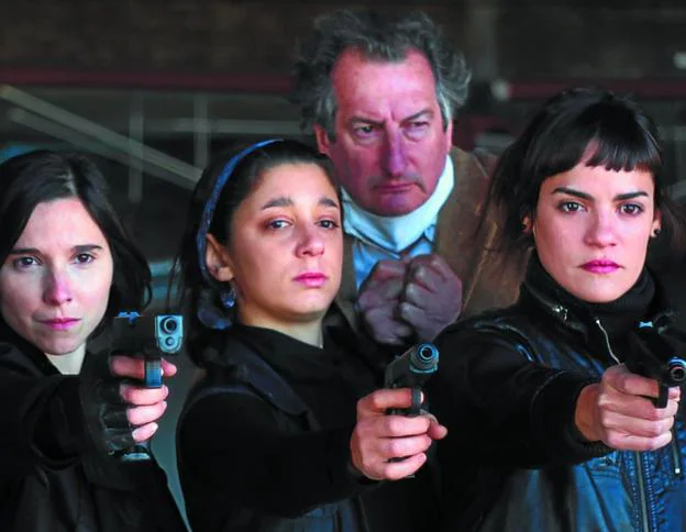 Elisa Carricajo, Laura Paredes, Valeria Correa y Pilar Gamboa en un momento de la película. Junto a ellas, el científico secuestrado en el episodio de la Guerra Fría y la carrera espacial.